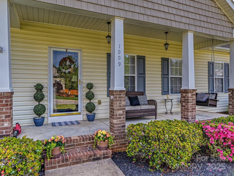 Property image 2 of 1009 Preston Drive in Preston Place, Lowell, NC 28098