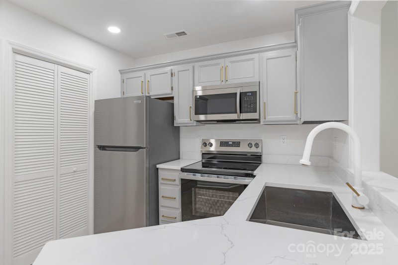 Property image 3 at 6523 Clavell Lane, Charlotte, NC 28210