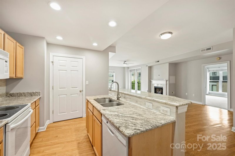 Property image 5 at 718 W Trade Street, Charlotte, NC 28202