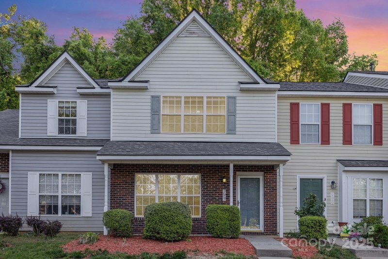 The Landing at Hickory Grove, Charlotte Community