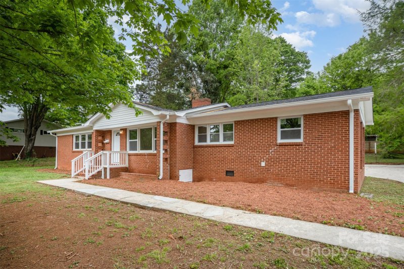 Property image 2 at 4921 Churchill Drive, Charlotte, NC 28269