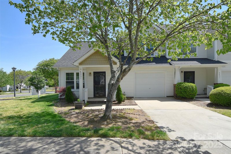 Carmel Heights, Charlotte Community