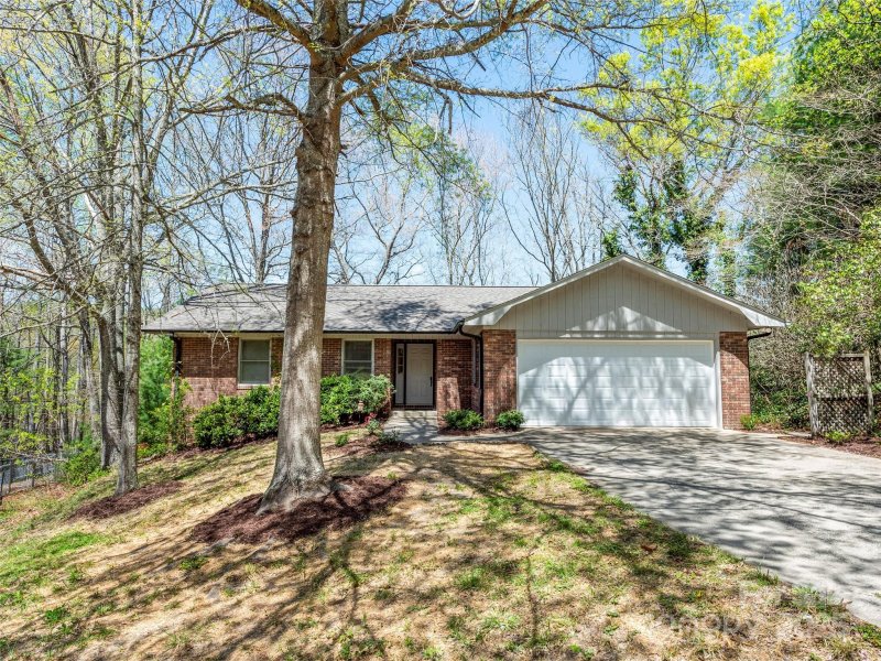 Property image 2 at 207 Trappers Trail, Hendersonville, NC 28739