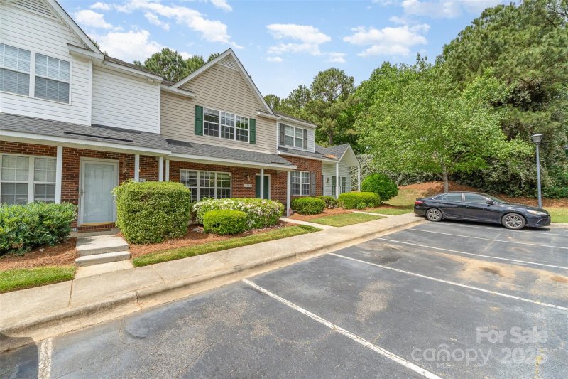 Property image 2 of 1720 Forest Side Lane in University Heights, Charlotte, NC 28213