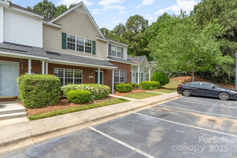 Property image 3 of 1720 Forest Side Lane in University Heights, Charlotte, NC 28213