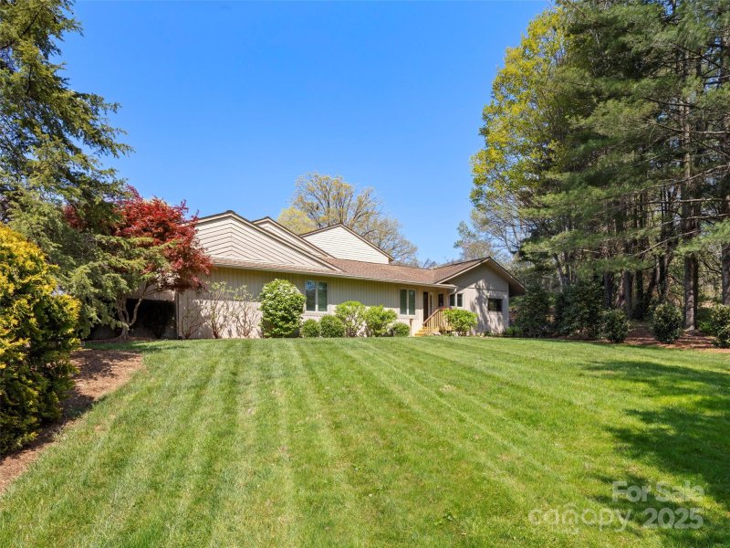 Property image 3 at 105 Deerlake Drive, Asheville, NC 28803