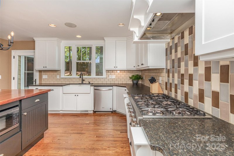 Property image 3 of 4467 Woodlark Lane in Cotswold, Charlotte, NC 28211