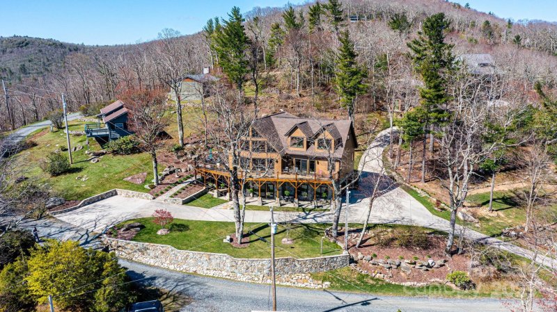 Property image 2 of 7054 Grandview Circle in Gingercake Acres, Newland, NC 28657