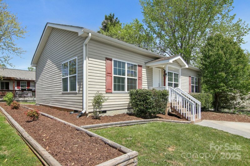 Property image 2 at 11 N Frederick Lane, Hendersonville, NC 28792