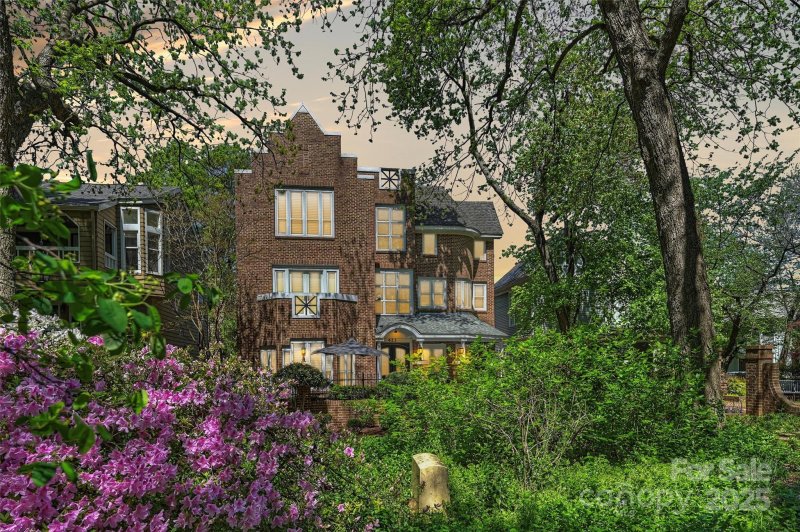 Property image 2 of 423 N Pine Street in Fourth ward, Charlotte, NC 28202