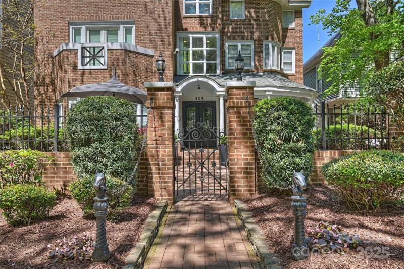 Property image 3 of 423 N Pine Street in Fourth ward, Charlotte, NC 28202