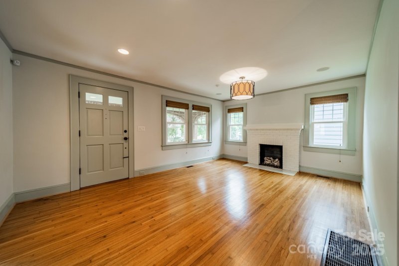 Property image 3 at 2400 Commonwealth Avenue, Charlotte, NC 28205