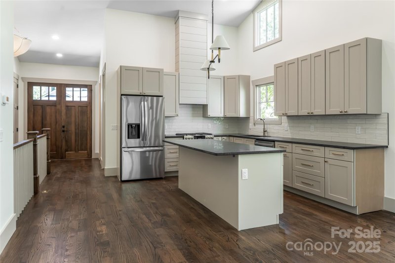 Property image 2 of 110 Unadilla Avenue in Kenilworth, Asheville, NC 28803