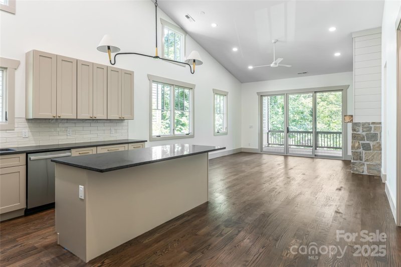 Property image 3 of 110 Unadilla Avenue in Kenilworth, Asheville, NC 28803