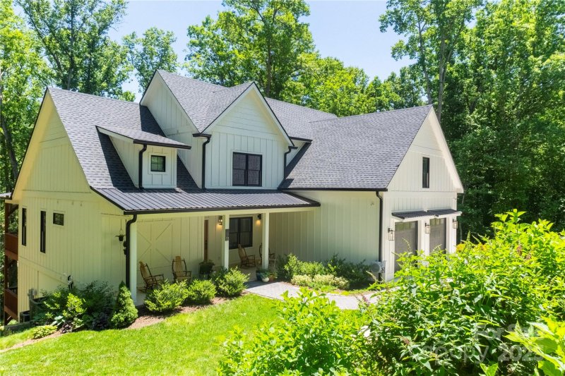 Property image 2 of 13 Cambridge Drive in High Meadows, Candler, NC 28715