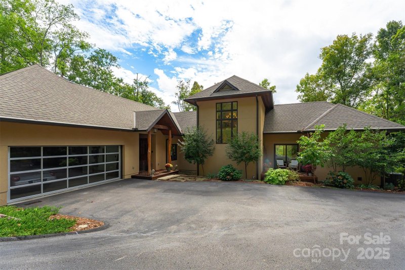 Property image 3 of 34 Finch Drive in Versant, Asheville, NC 28804