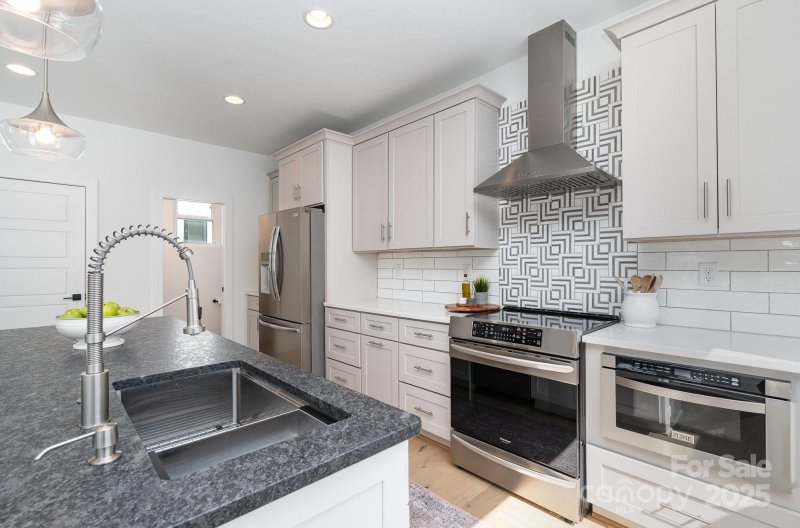 Property image 5 at 302 Wesley Heights Way, Charlotte, NC 28208