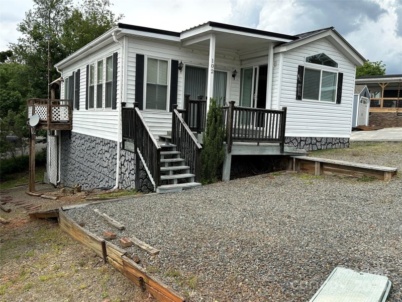 Property image 4 of 102 Eagle Lane in Badin Shores Resort, New London, NC 28127