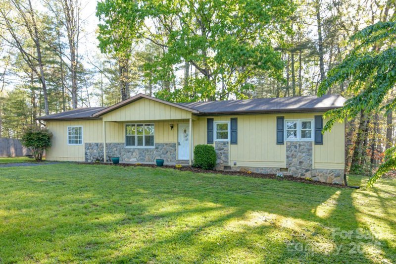 Property image 2 at 16 Stoney Nob Drive, Hendersonville, NC 28792