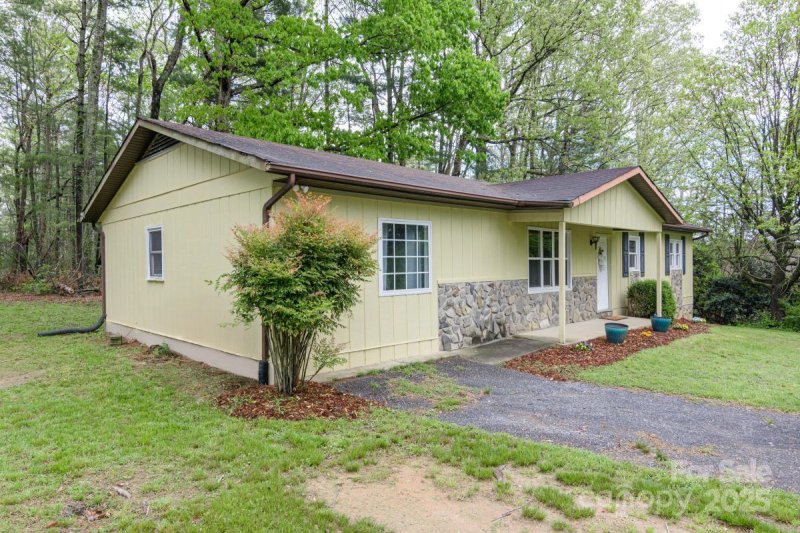 Property image 3 at 16 Stoney Nob Drive, Hendersonville, NC 28792