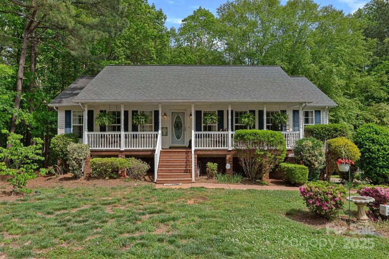 Property image 2 of 160 Kingfisher Drive in Whippoorwill Woods, Mooresville, NC 28117