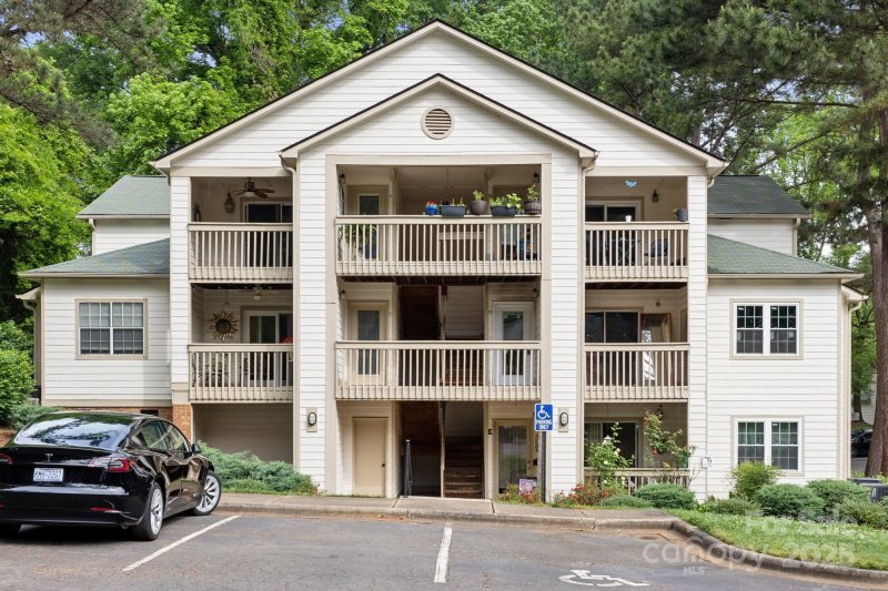 Property image 2 at 1052 Churchill Downs Court, Charlotte, NC 28211