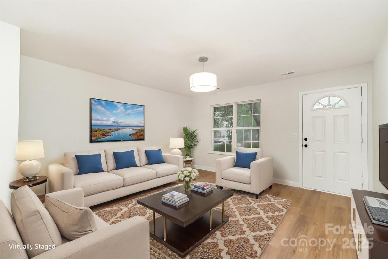 Peachtree Hills, Charlotte Community