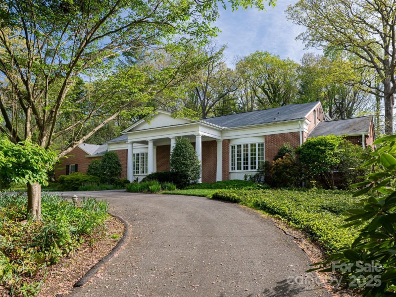 Property image 2 of 10 Stuyvesant Road in Biltmore Forest, Asheville, NC 28803