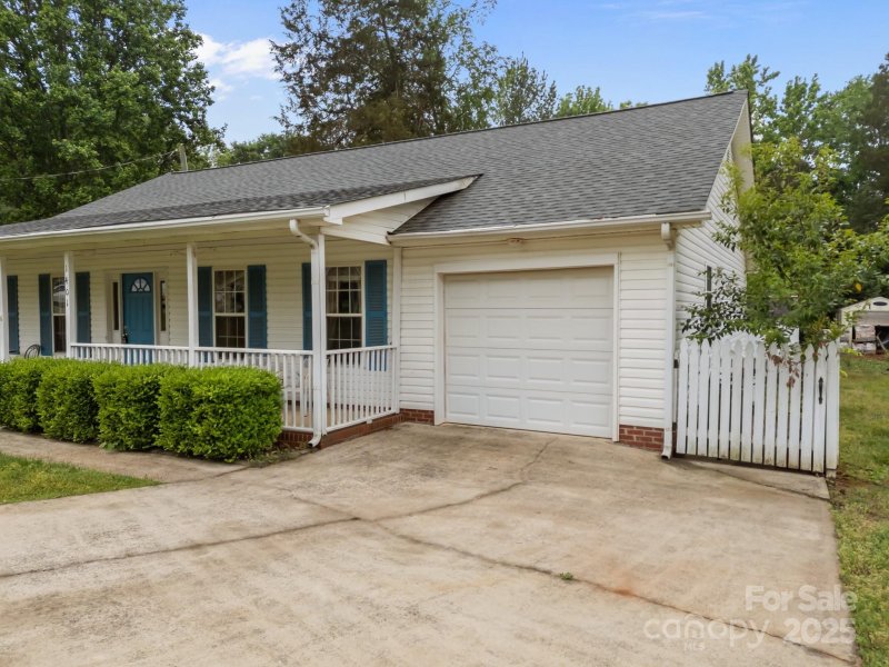 Property image 3 at 1401 Thompson Avenue, Charlotte, NC 28216