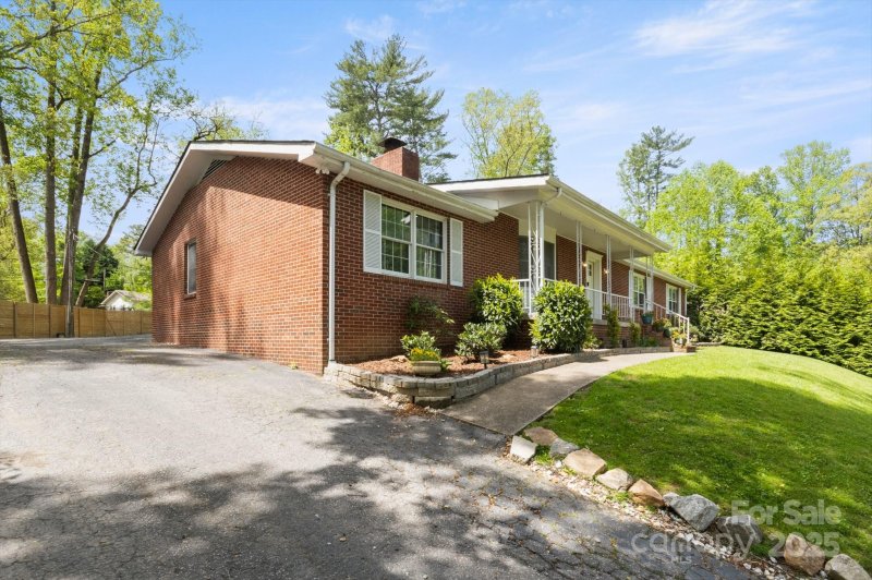 Property image 3 at 1727 Meadowbrook Terrace, Hendersonville, NC 28791