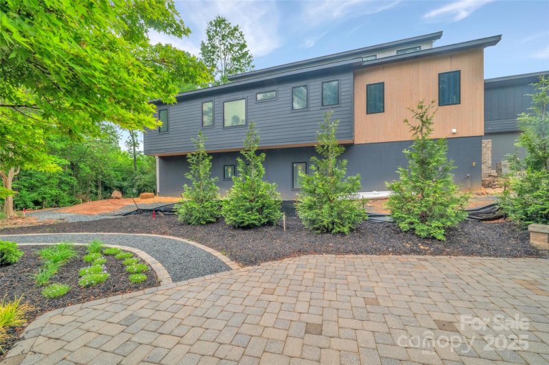 Property image 2 of 111 Wrenwood Lane in Eastover, Charlotte, NC 28211