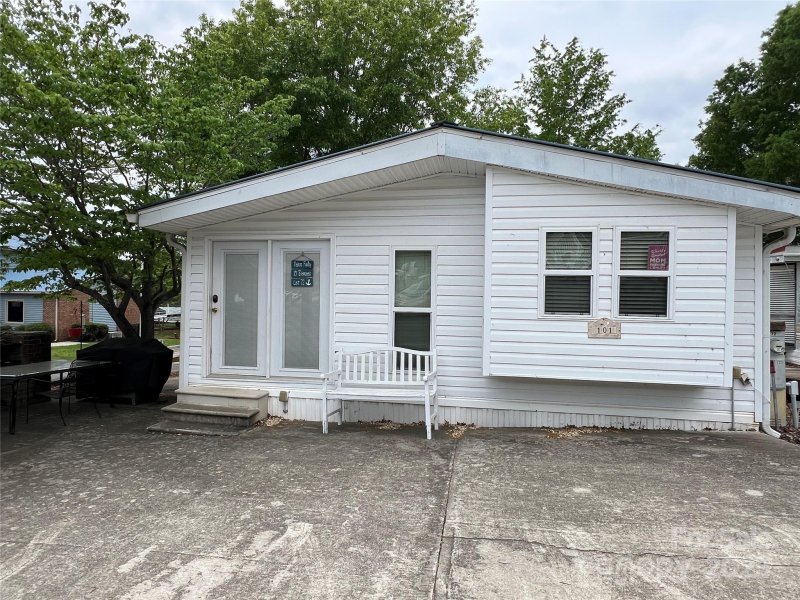 Property image 2 of 101 Dogwood Circle in Badin Shores Resort, New London, NC 28127