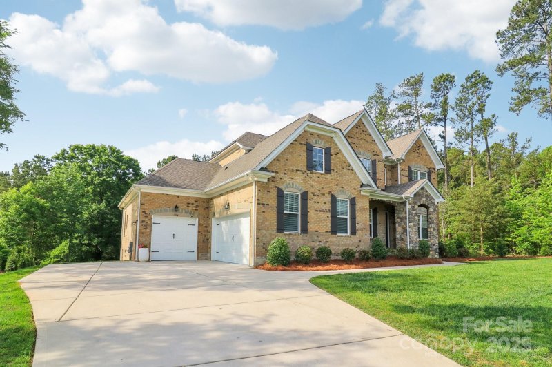 Property image 2 at 1004 Princesa Drive, Matthews, NC 28104