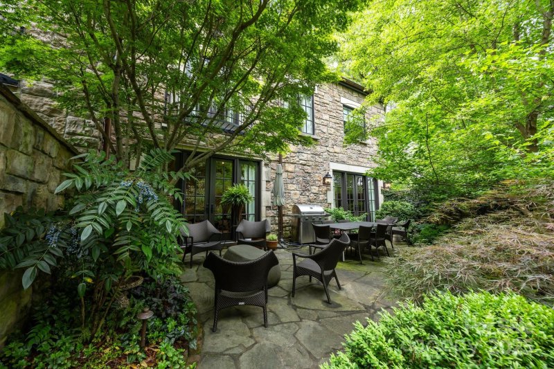 Property image 2 of 1550 High Street in Myers Park, Charlotte, NC 28211