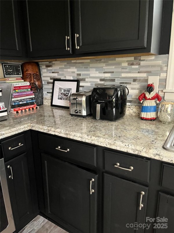 Property image 4 of 1615 Grovewood Drive in Westchester, Charlotte, NC 28208