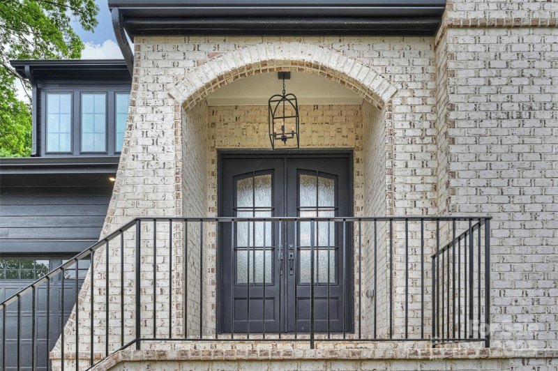 Property image 2 of 910 Everett Place in Villa Heights, Charlotte, NC 28205