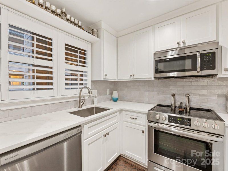 Property image 3 at 2719 Selwyn Avenue, Charlotte, NC 28209