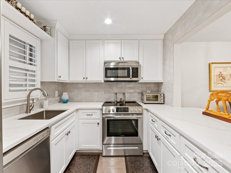 Property image 4 at 2719 Selwyn Avenue, Charlotte, NC 28209