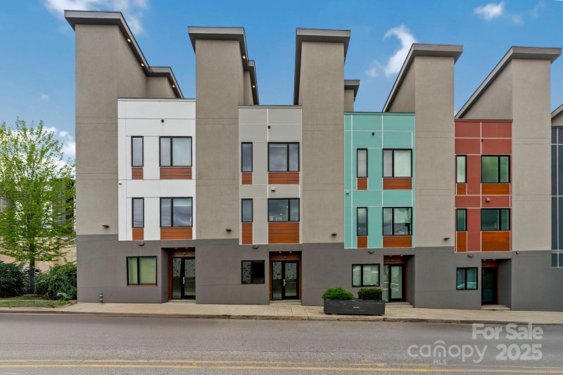 245 Short Coxe Avenue