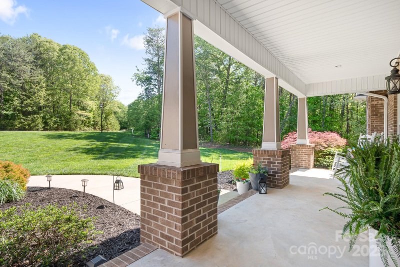 Property image 5 of 730 Oak Ridge Farms Circle in Oak Ridge Farms, Newton, NC 28658