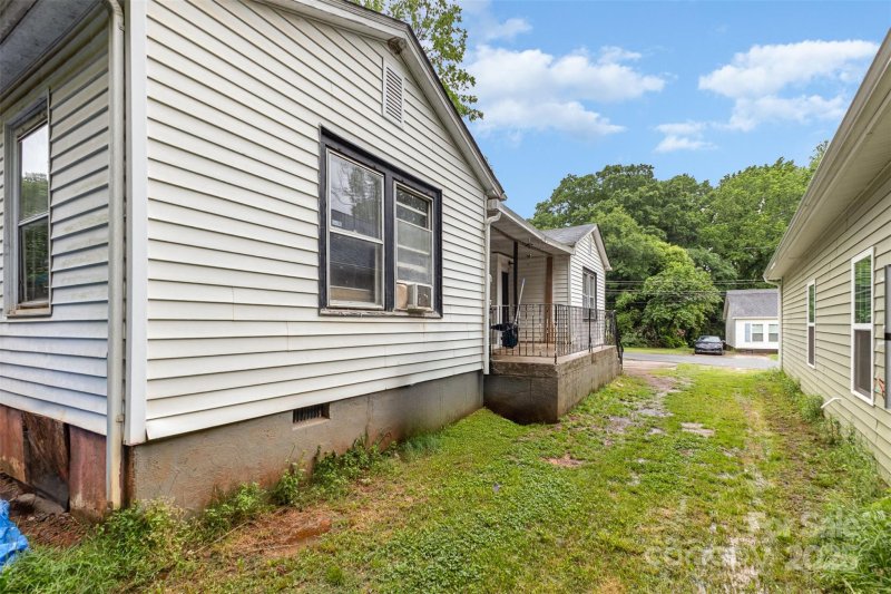 Property image 4 at 2622 Hemphill Street, Charlotte, NC 28208