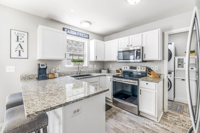 Property image 2 of 41 Lanceford Circle in Stafford Hills, Fletcher, NC 28732