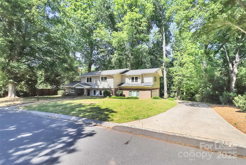 Property image 2 of 2619 Inverness Road in Barclay Downs, Charlotte, NC 28209