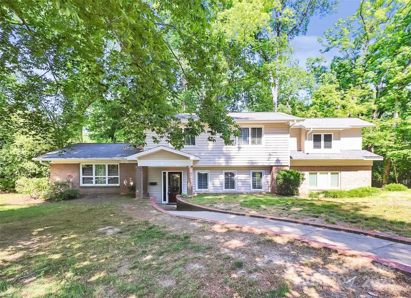 Property image 4 of 2619 Inverness Road in Barclay Downs, Charlotte, NC 28209