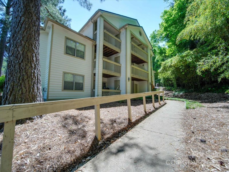 1052 Churchill Downs Court