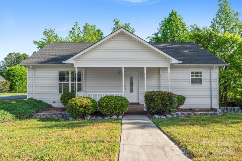 1806 Red Bird Circle