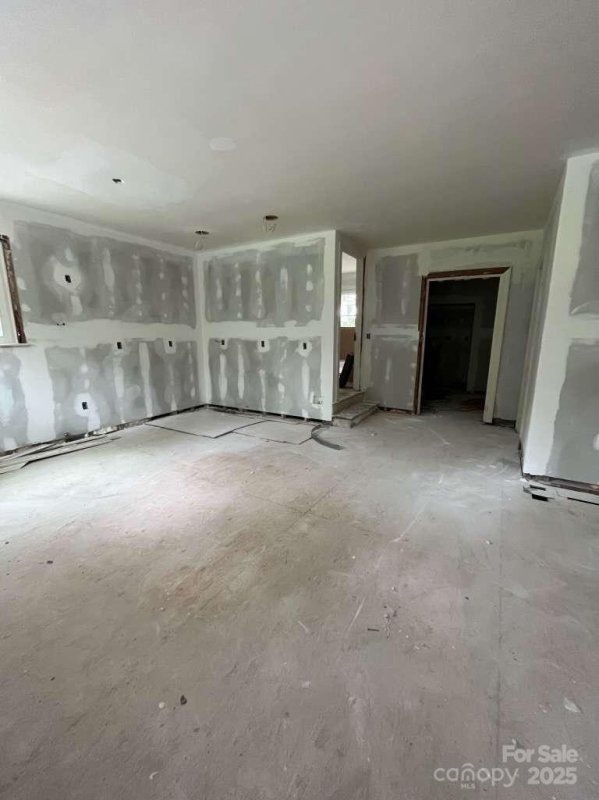 Property image 2 of 411 Woodlawn Avenue in Hillcrest, Gastonia, NC 28052