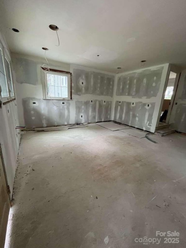 Property image 4 of 411 Woodlawn Avenue in Hillcrest, Gastonia, NC 28052