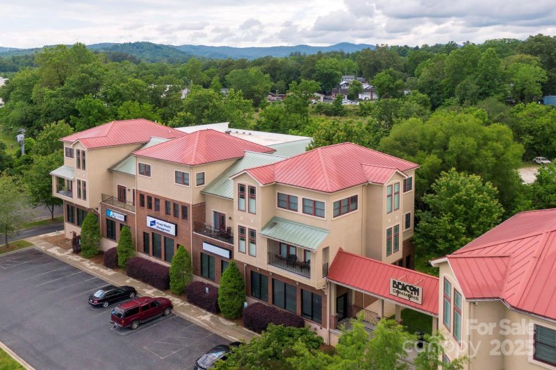 Beacon Commons, Hendersonville Community