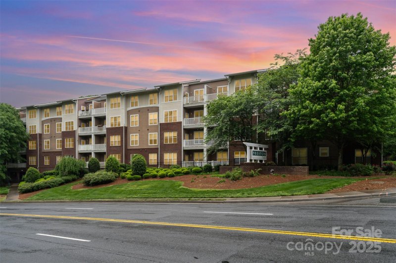 1000 E Woodlawn Road